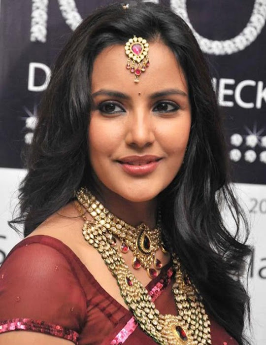 priya anand in saree at nac ewellers for 1000 diamond necklaces festival event- photo gallery
